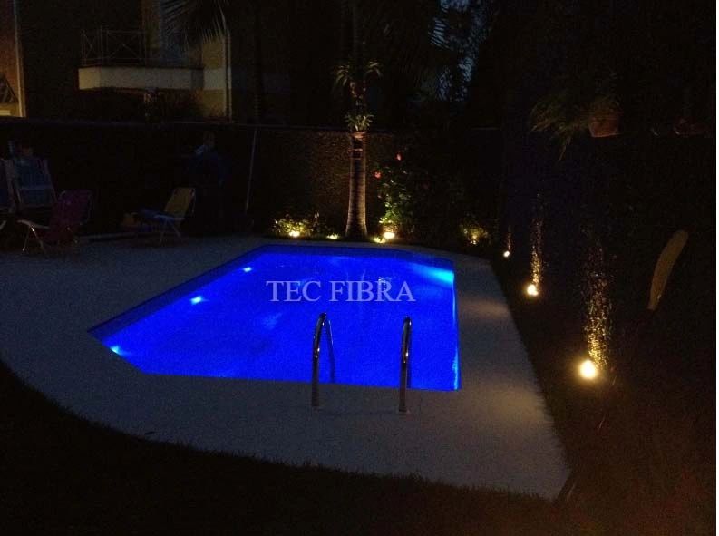 Piscina azul iluminada com fibra ótica