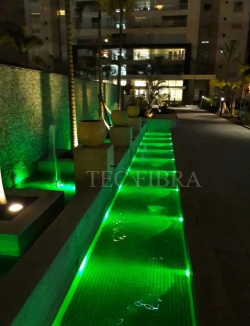 Espelho d'água com iluminação verde